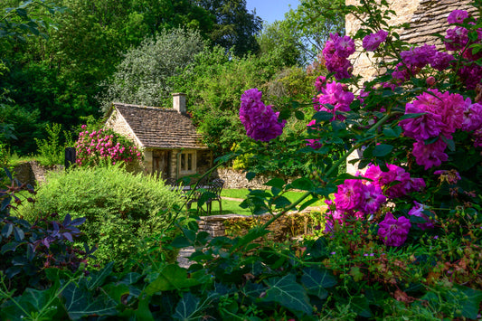Bibury, England — Arlington Row Cottage Garden in the Cotswolds