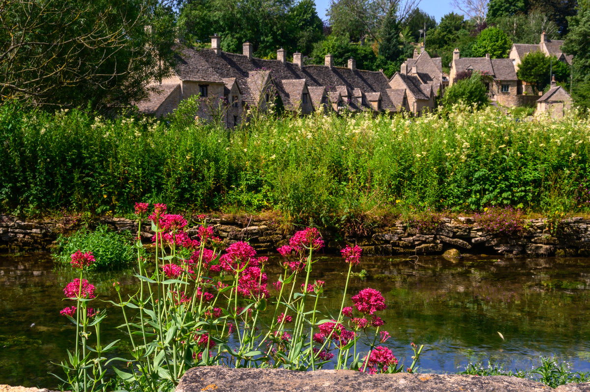Bibury, England — Arlington Row Cottage Garden in the Cotswolds